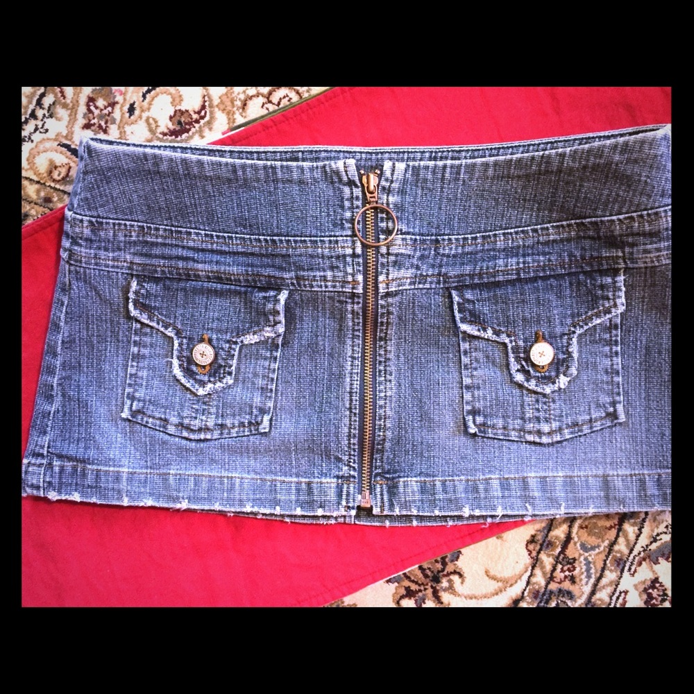 New without tags— jean mini skirt💙